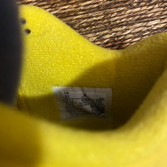 Jordan 4 retro lightning 4s - Picture 2 of 5